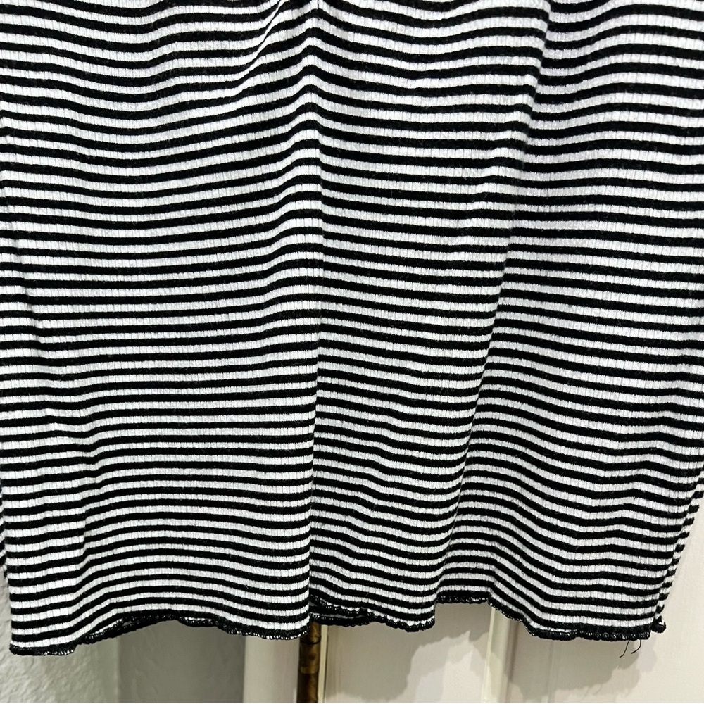 Hot Topic crop striped top - Picture 4 of 5
